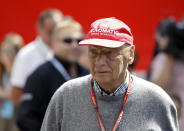 Ex pilota di Formula 1, è morto a 70 anni a causa di un'insufficienza renale. Tre i mondiali vinti, due dei quali con la Ferrari. Al termine della carriera automobilistica diventa imprenditore fondando e dirigendo tre compagnie aeree: la Lauda Air, la Niki e la Laudamotion. (AP Foto/Luca Bruno, archivo)