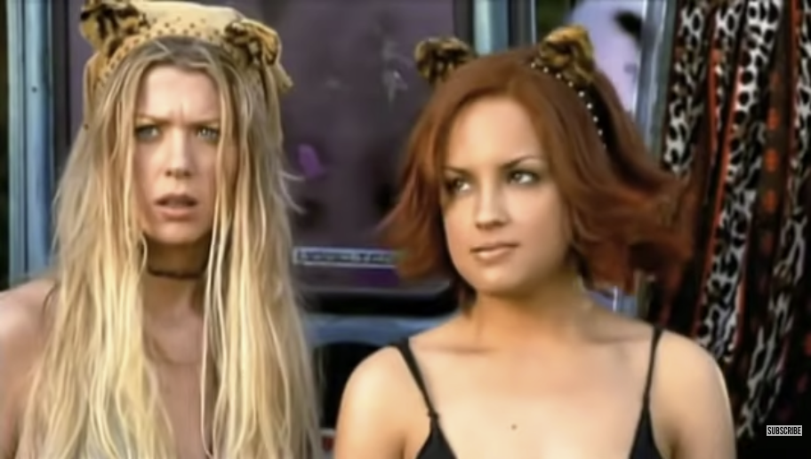 Rachel Leigh Cook and Tara Reid in "Josie and the Pussycats"