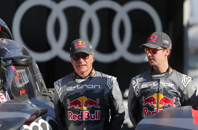 FOTO DE ARCHIVO. Rally - Rally Dakar - Alula, Arabia Saudí - 4 de enero de 2024 - Carlos Sainz y Emil Bergkvist, del equipo Audi Sport, durante una sesión de fotos del equipo