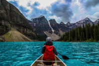 <p>Si lo que quieres es un paisaje invernal con lagos congelados, montañas blancas y mucha vida salvaje, este sería tu destino ideal. Además, ofrece opciones de deportes de invierno, como esquí, patinaje sobre hielo, caminar con raquetas de nieve y hasta trineos tirados por perros. Foto: bmswanson / Getty Images. </p>