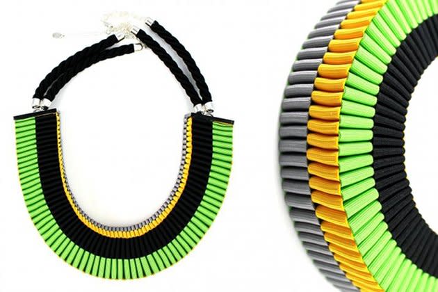 Das Statement Necklace "Clemence" ist aus bunten Bändern (Bild via www.boticca.com)