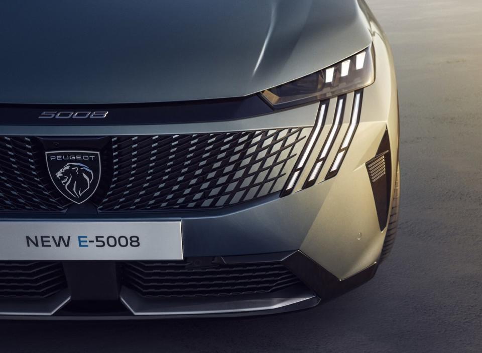 全新的水箱護罩與廠徽就是Peugeot新世代家族設計，也代表正式進入電氣化時代。