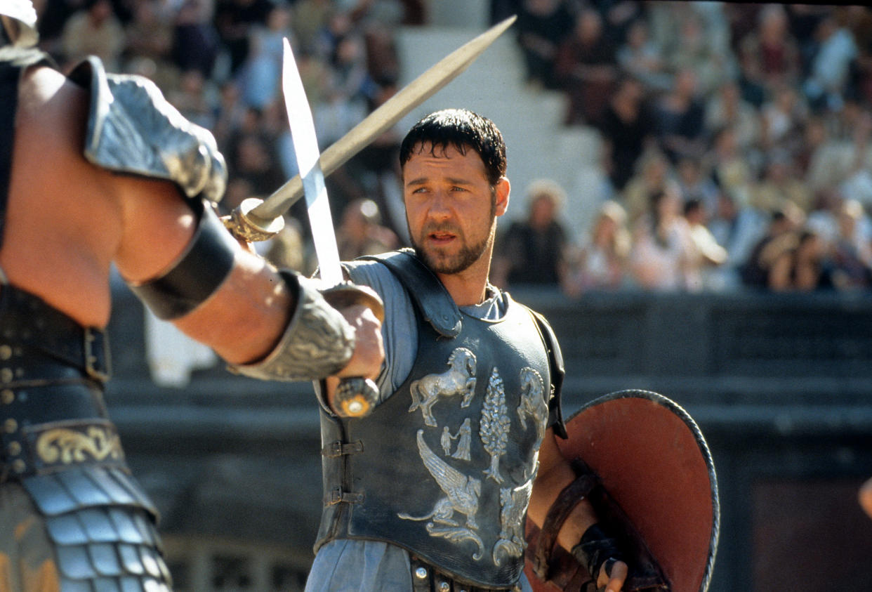 Russell Crowe enfrentándose a otro hombre en una escena de la película 'Gladiador', 2000. (Foto de Universal/Getty Images)