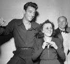 Quand Yves Montand rencontre Edith Piaf, en 1944, il n’est encore qu’un jeune chanteur de province, "monté" à Paris pour donner corps aux rêves de music-hall qu’il entretient depuis son enfance marseillaise. Apparu en première partie de la Môme au Moulin Rouge, après avoir rencontré un accueil chaleureux à Bobino et aux Folies-Belleville, il attire l’attention de cette dernière, qui décèle en lui un incontestable talent. (©<em>Keystone-France/Gamma-Keystone via Getty Images</em>)