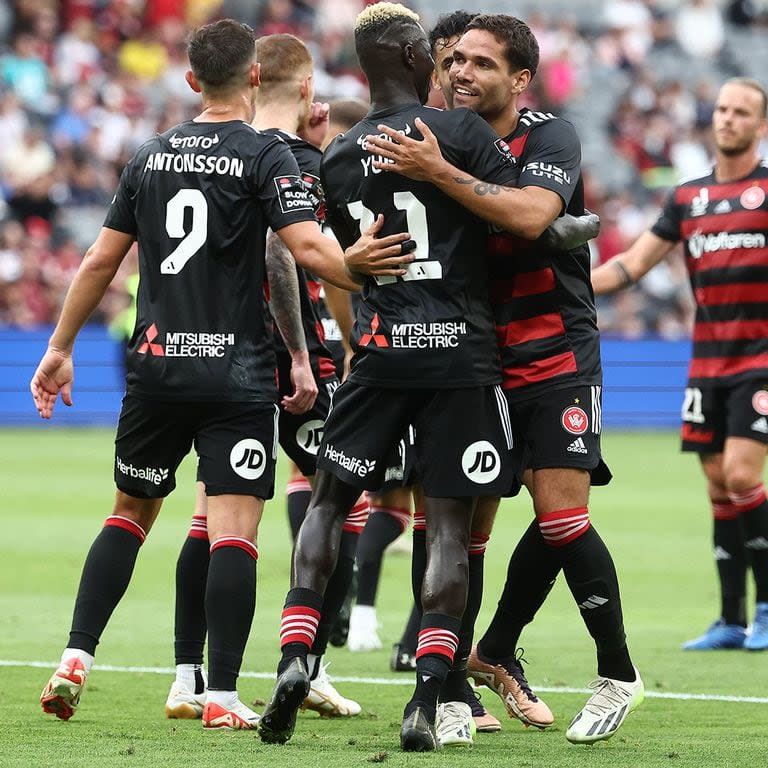 Antonsson y todo el WS Wanderers celebran el primer triunfo del año