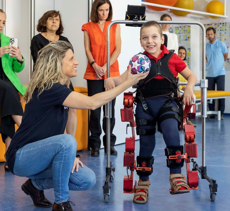 El Atlas 2030 es un exoesqueleto motorizado que permite caminar a los chicos con parálisis cerebral