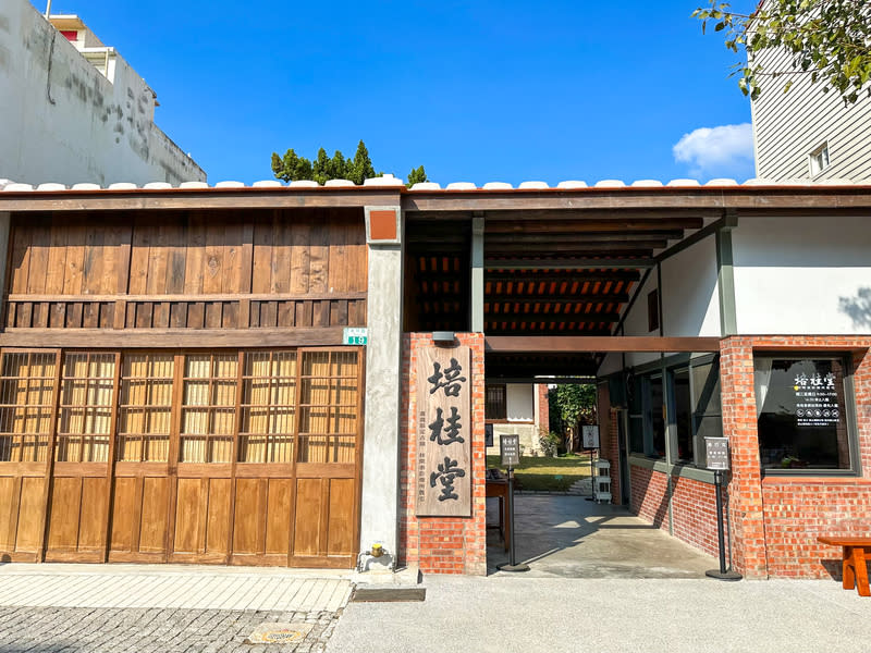 嘉縣推薦香客隨大甲媽遊新港培桂堂 大甲媽祖遶境活動將在4月5日起駕，預計4月8日抵達 新港，嘉義縣文化觀光局推薦全台遊客及香客跟著大 甲媽腳步，到奉天宮廟宇後方雲門舞集創辦人林懷民 故居培桂堂（圖）參觀喝咖啡。 （嘉義縣文觀局提供） 中央社記者蔡智明傳真  113年3月25日 