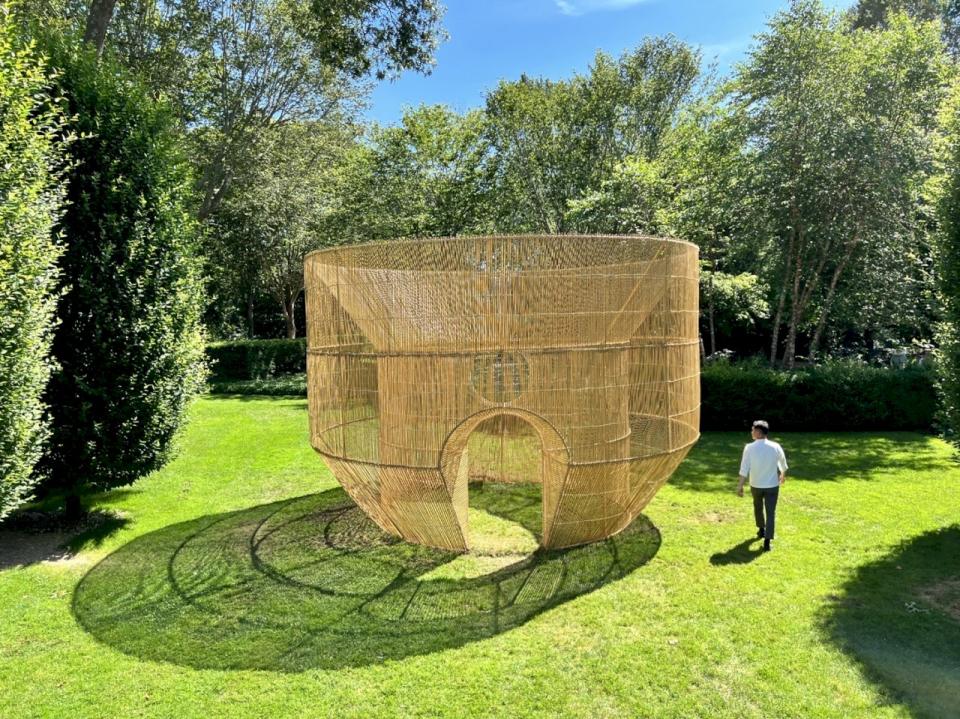 台灣藝術家范承宗大型裝置作品《筌屋》第七版，將永久於紐約長屋花園（LongHouse Reserve）展出。(文化部提供)