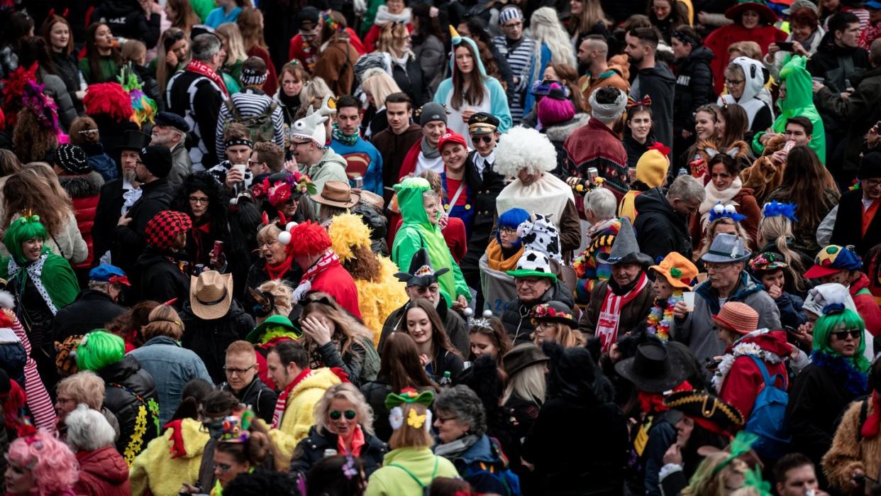 Die Narren stürzen sich in den Straßenkarneval in Düsseldorf.