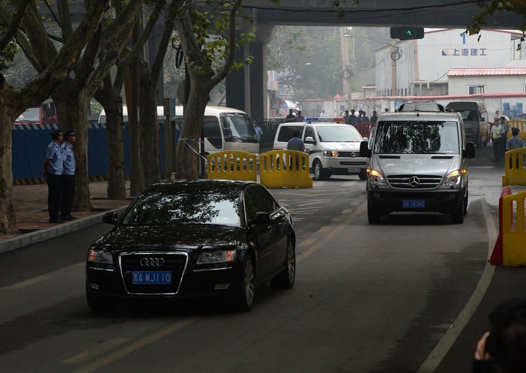 The convoy believed to be carrying disgraced politician Bo Xilai arrives at court in Jinan on September 22, 2013