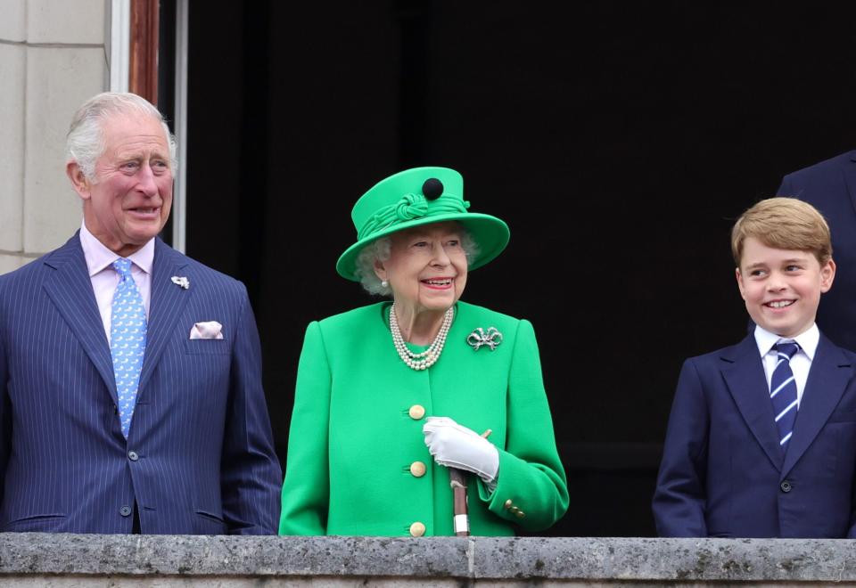 LONDON, ENGLAND - JUNE 05: Prince Charles, Prince of Wales, Queen Elizabeth II, Prince George of Cambridge stand on the balcony during the Platinum Pageant on June 05, 2022 in London, England. The Platinum Jubilee of Elizabeth II is being celebrated from June 2 to June 5, 2022, in the UK and Commonwealth to mark the 70th anniversary of the accession of Queen Elizabeth II on 6 February 1952. (Photo by Chris Jackson - WPA Pool/Getty Images)