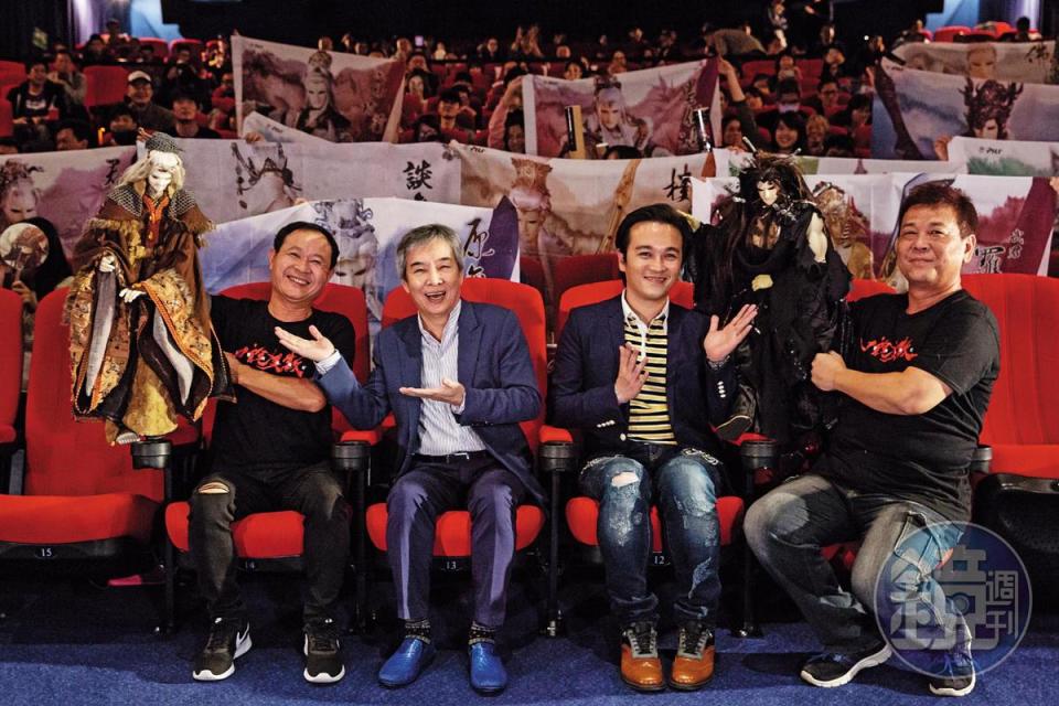 《霹靂英雄戰紀之刀說異數》於去年12月試映，映後黃強華（左2）、華納威秀董事長吳明憲（右2）與布袋戲迷們大合照。