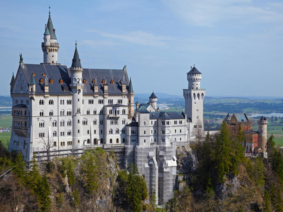 Platz 3: Einmal wie ein echter König oder eine Königin fühlen – im Traumschloss Neuschwanstein ist das möglich. Der bayrische König Ludwig II. hinterließ mit diesem Bauwerk einen echten Touristenmagneten, der jährlich über eine Million Gäste anzieht. (Bild-Copyright: S. Borz/ddp images)