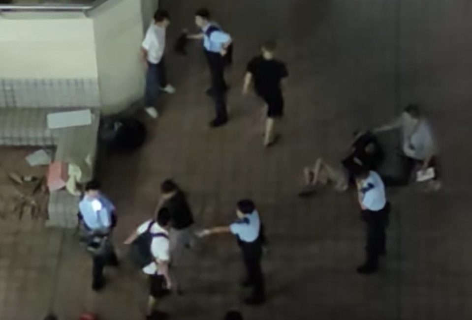 石硤尾街市凌晨多人在公眾地方打鬥，警員到場控制場面。（網上影片截圖）