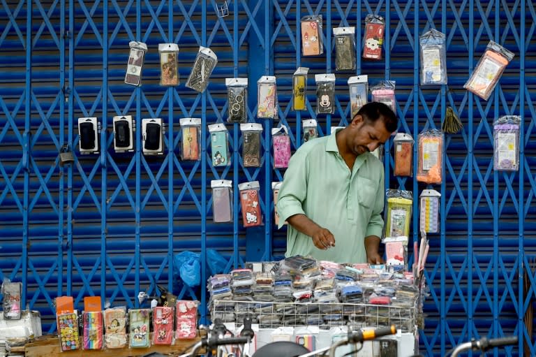 Un comerciante vende carcasas de teléfonos móviles el 12 de junio de 2024 en un mercado en Karachi, Pakistán (Rizwan Tabassum)