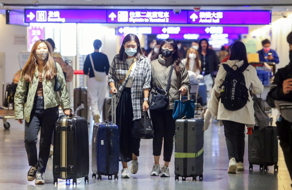 疫情趨緩，圖為民眾在桃園機場。(陳麒全攝)