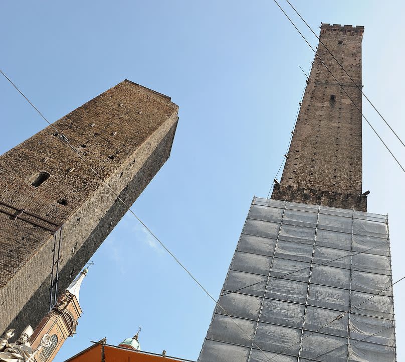 Imagen de la Torre Garisenda, en Bolonia, rodeada por una barrera.