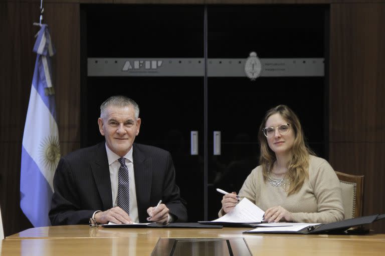 Castagneto junto a la hasta ahora ministra de Trabajo bonaerense, Mara Ruiz Malec, en la firma de un convenio