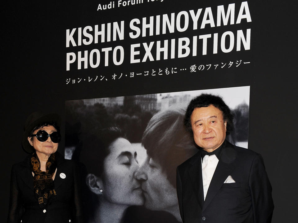 日本攝影大師篠山紀信4日辭世，享壽83歲。圖為小野洋子和篠山紀信（右）於2010年在東京舉行的紀信筱山攝影展合影。（資料照／Jun Sato／WireImage／Getty Images）