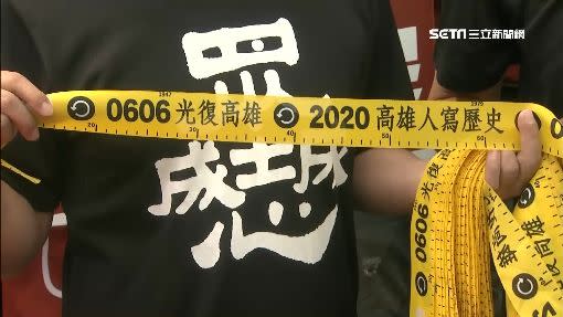 台灣基進在傳統市場發送罷韓黃絲帶，民眾大排長龍。