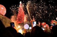 <p>Jerusalem ist mit seinen unzähligen Kirchen und Sehenswürdigkeiten vermutlich einer der schönsten Orte der Welt, um Weihnachten zu feiern. Die Erleuchtung des Weihnachtsbaumes im christlichen Viertel in der Altstadt wird prunkvoll von einem Feuerwerk begleitet. Viele Pilger beobachten das Spektakel und machen dann noch einen Abstecher nach Bethlehem, den Geburtsort Jesu. (Bild: Getty Images) </p>