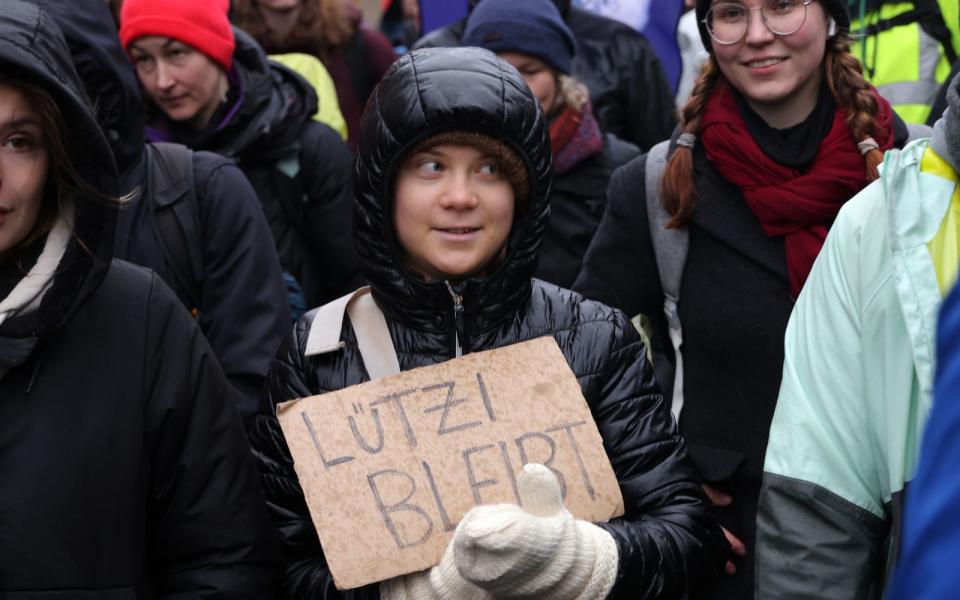 Greta Thunberg (Mitte) war vor wenigen Tagen nach Lützerath gereist, um dort mit anderen Klimaaktivistinnen und Klimaaktivisten zu demonstrieren. Eine Aufnahme der 20-Jährigen in Polizeigewahrsam sorgte im Netz jedoch für Spekulationen. (Bild: 2023 Getty Images/Sean Gallup)