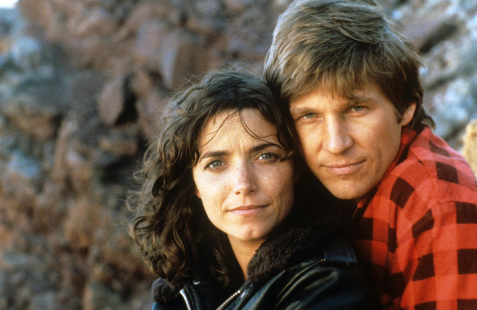 Close-up of the American actors Karen Allen and Jeff Bridges, huhhing on the set of the science-fiction movie Starman: an aching love story will spring out between the sweet human Jenny Hayden and the fearless alien Starman. USA, 1984.. (Photo by Mondadori via Getty Images)