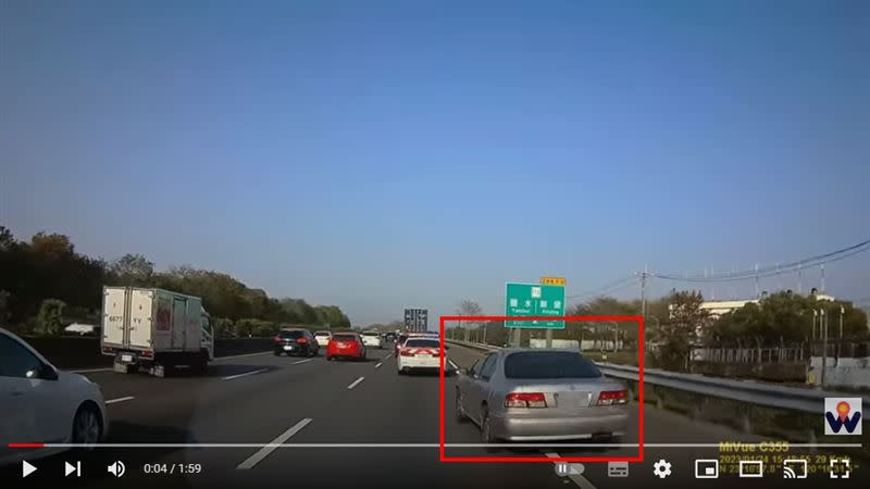 有網友拍下小客車違規行駛路肩的畫面，先是一台銀色車見到警車趕緊切回車道。（圖／翻攝自WoWtchout - 地圖型行車影像分享平台）