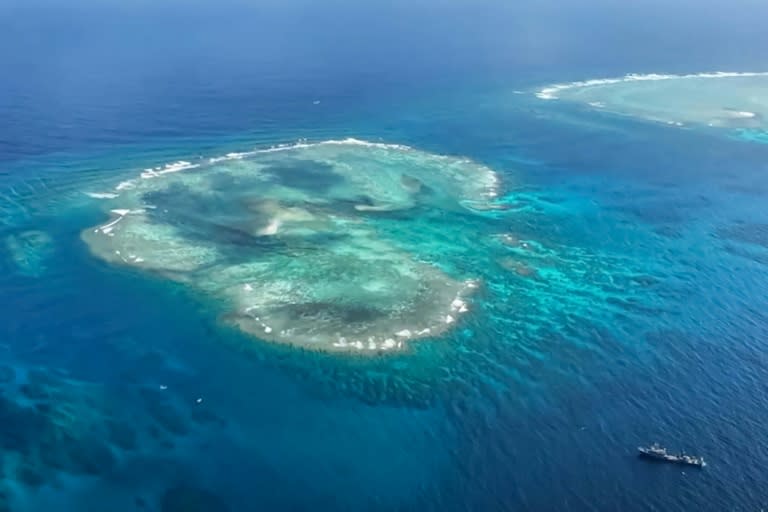 Imagen de un cayo en la isla filipina de Thitu, en el archipiélago de las Spratly, en el mar de China Meridional, tomada el 23 de marzo de 2024 y publicada el día 25 por la Guardia Costera Filipina y la Oficina Filipina de Pesca y Recursos Acuáticos (.)