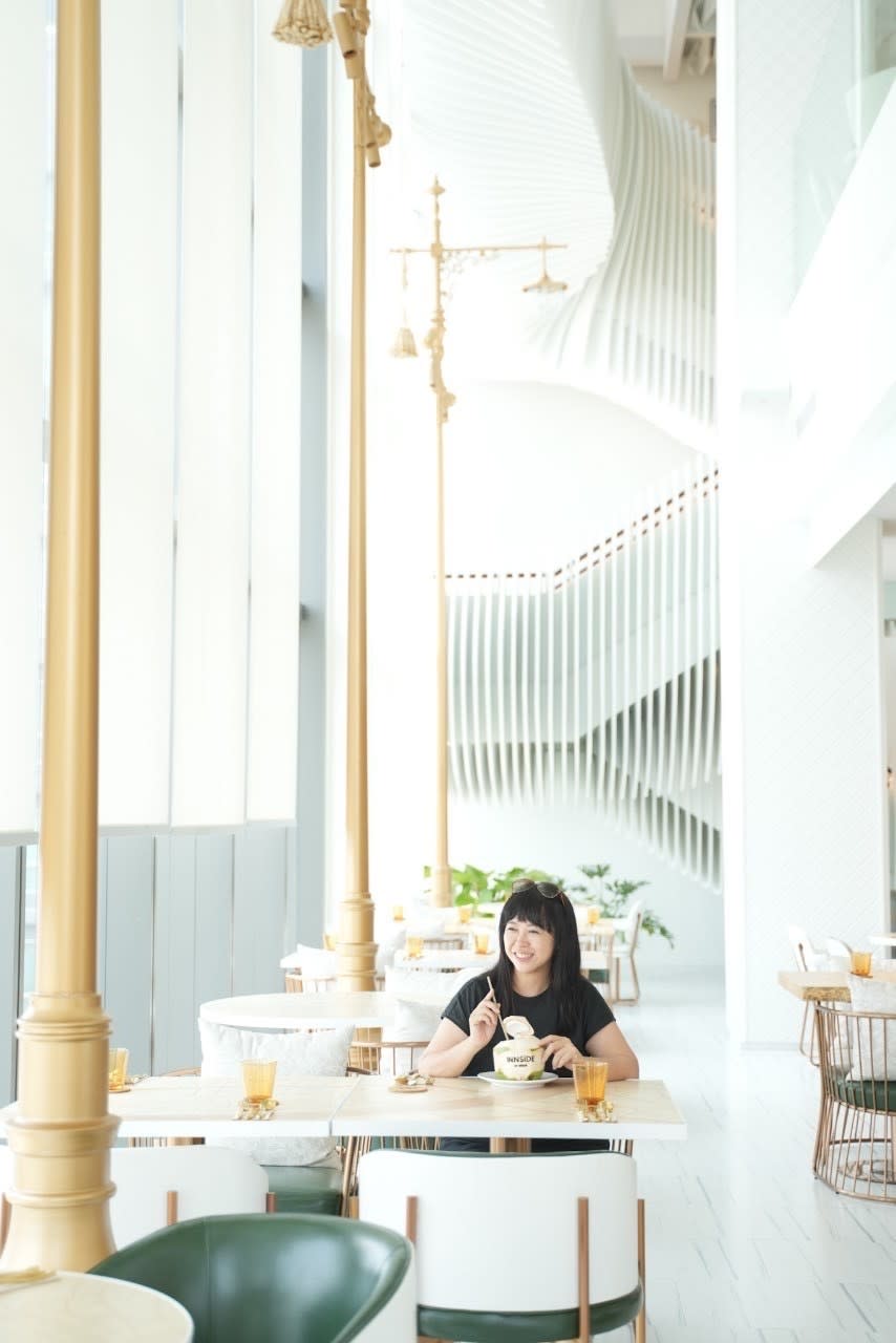  32樓餐廳純白色的挑高空間中，點綴著些許金色調的華貴感。