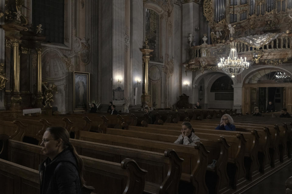 La Iglesia de Santa Ana después de la misa del domingo por la noche en Varsovia, Polonia, el 18 de septiembre de 2022. (Maciek Nabrdalik/The New York Times).