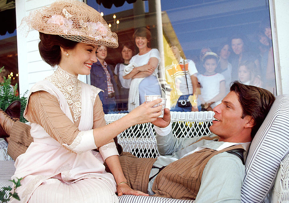 La actriz Jane Seymour y el actor Christopher Reeve se toman un descanso en el rodaje de la película 'Somewhere In Time' en el Grand Hotel de la isla Mackinac, Michigan en mayo de 1979. (Photo by Eddie Sanderson/Getty Images).