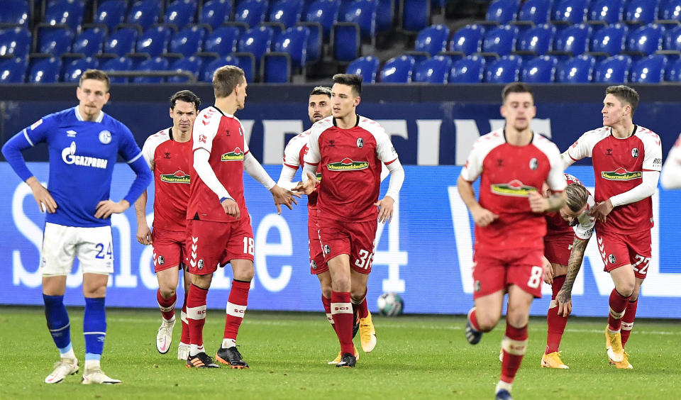 Roland Sallai del Freiburg celebra tras anotar en el encuentro ante el Schalke en la Bundesliga el miércoles 16 de diciembre del 2020. (AP Photo/Martin Meissner, Pool)