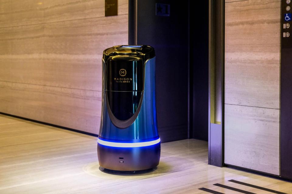 慕軒飯店全新引入AI服務機器人Mr. Madison提供客房。（慕軒飯店提供）