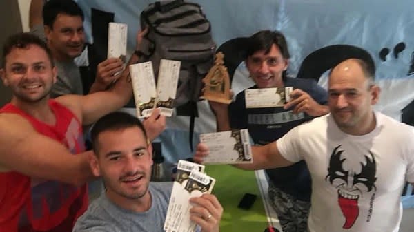 Cinco hinchas argentinos recuperaron las 15 entradas del Mundial que habían extraviado en Madrid, España. Foto: Diario Chaco