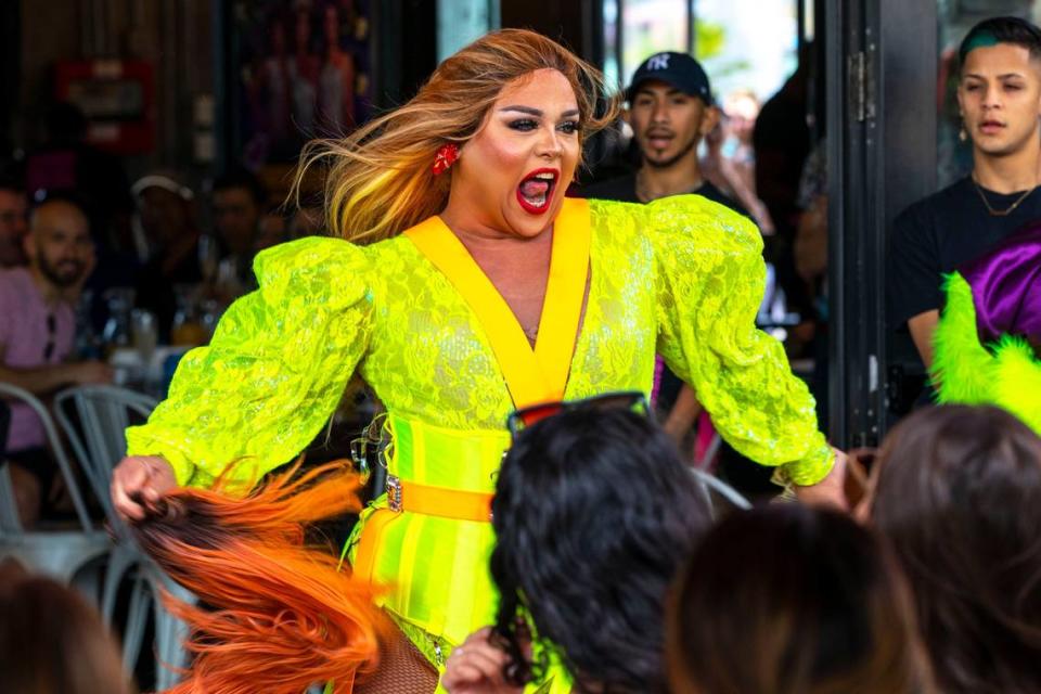 Una drag queen se presenta durante el Drag Brunch en R House Wynwood en Miami, Florida, el sábado 9 de abril de 2022.