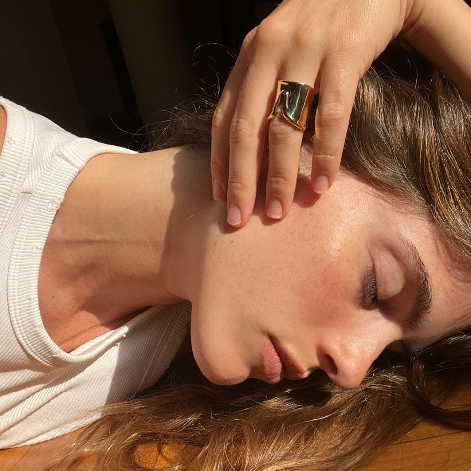 Chiara Parravicini con el anillo Bone de Elsa Peretti para Tiffany & Co.