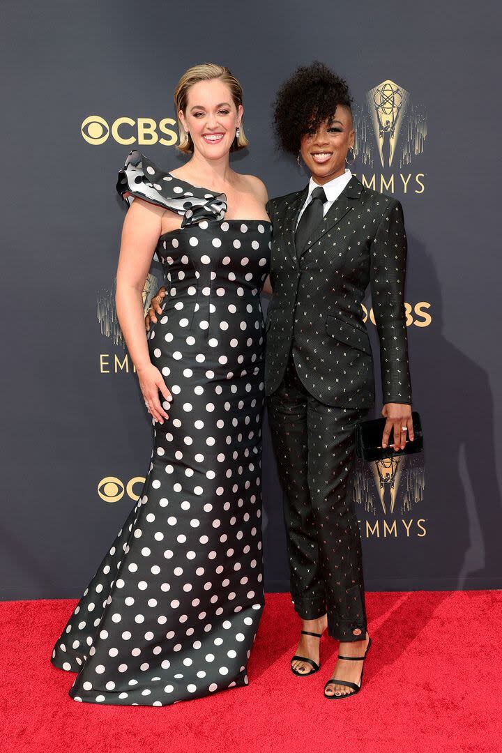 La guionista y la actriz, felices en la red carpet de los premios Emmy
