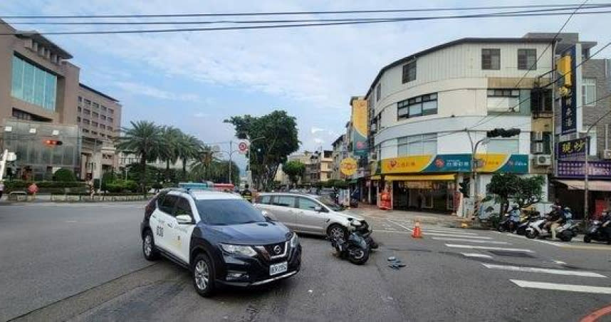 轉彎車與直行機車相撞，肇事責任待釐清。（ 圖／翻攝畫面）