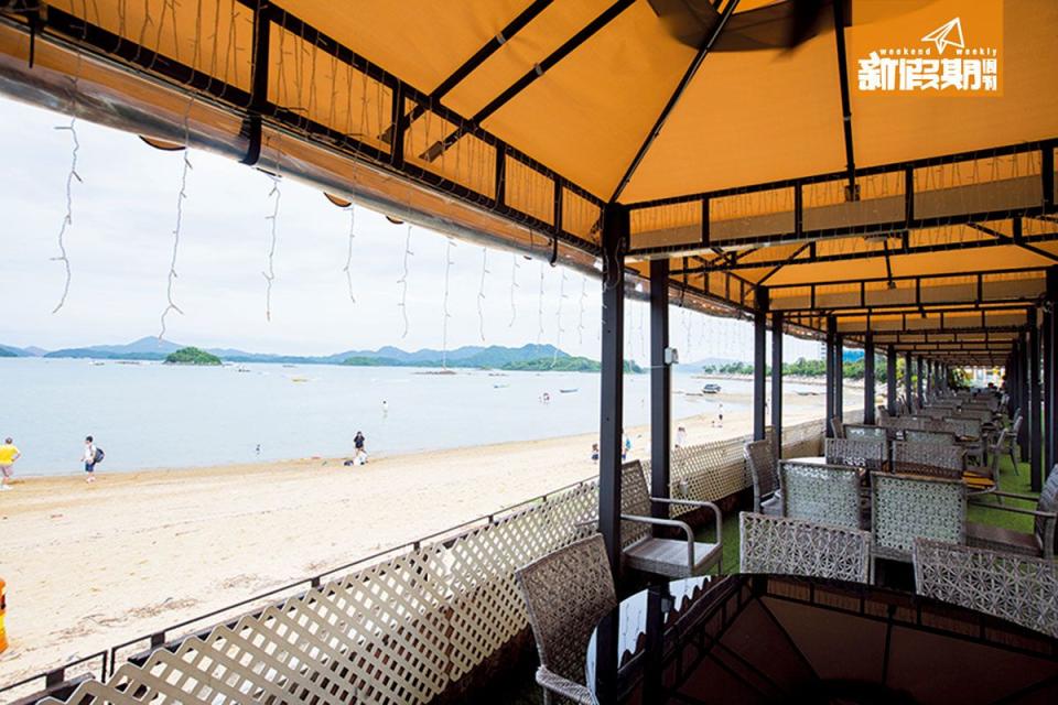 餐廳景色一流，天晴時海天一色，喝杯 Cocktails或椰青Chill一下，儼如來到泰國的海邊度假。