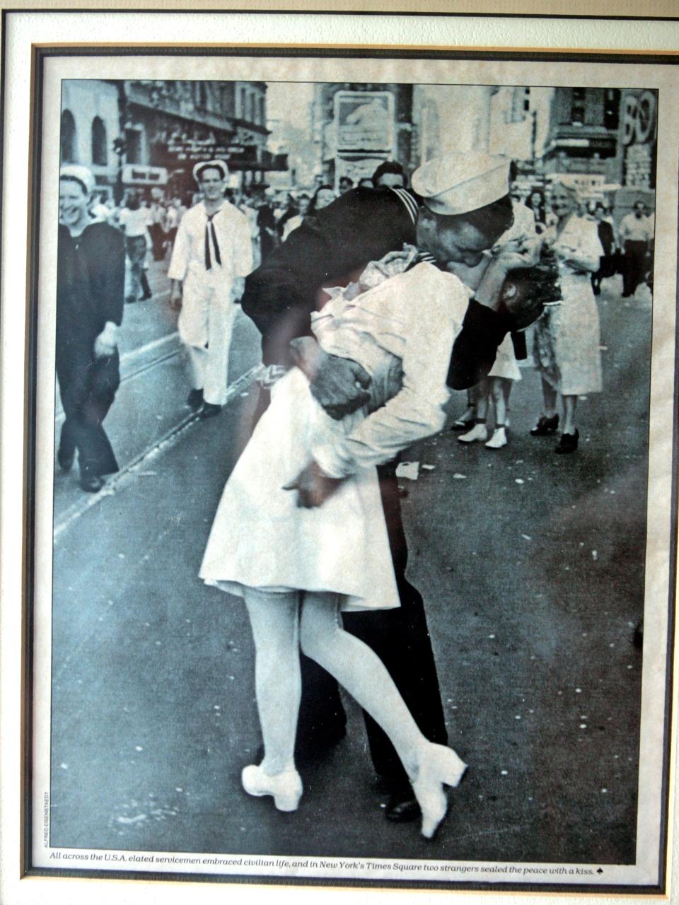 The famous Alfred Eisenstadt photo of Mendonsa kissing a nurse in Times Square on VJ Day, 1945.