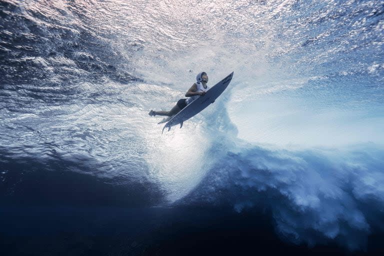 El surfer francés Aelan Vaast en el arrecife de Teahupo'o en Tahiti, durante un certamen realizado hace pocas semanas