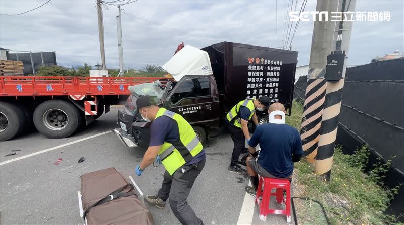 小貨車駕駛玄男坦承，當時在找資料，沒注意到前方大車才會撞上。（圖／翻攝畫面）