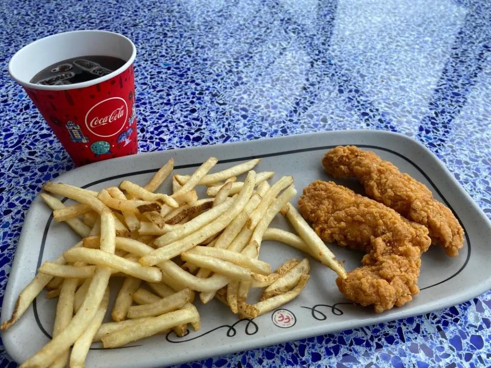 Ich konnte einfach nicht genug von den Chicken Tenders an Bord bekommen. - Copyright: Amanda Krause/Business Insider