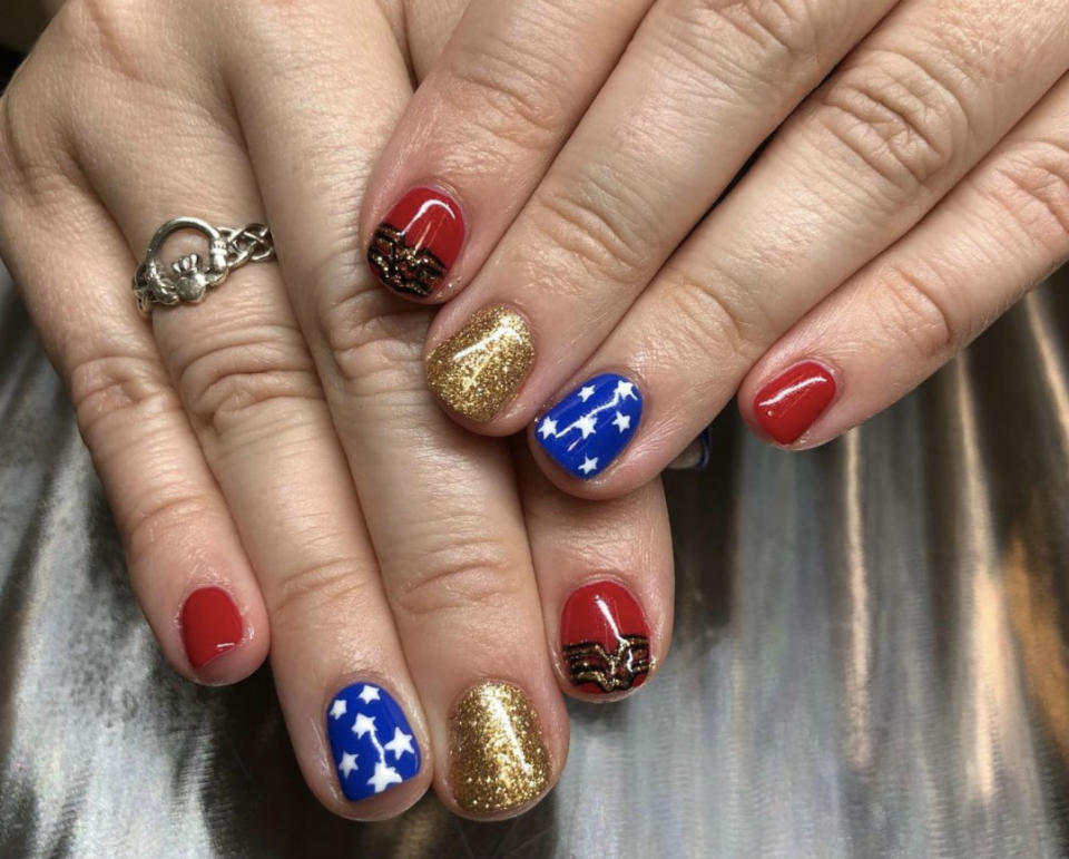 <p>Si eres fan de Wonder Woman, aprovecha que ahora se llevan las manicuras de estrella y presume de manos poderosas. (Foto: Instagram / <a rel="nofollow noopener" href="https://www.instagram.com/lianag_nails/" target="_blank" data-ylk="slk:@lianag_nails;elm:context_link;itc:0;sec:content-canvas" class="link ">@lianag_nails</a>). </p>