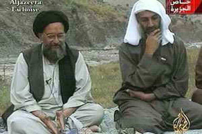 Ayman al Zawahri, en la foto junto a Ben Laden, pidió a su organización a cometer más ataques 