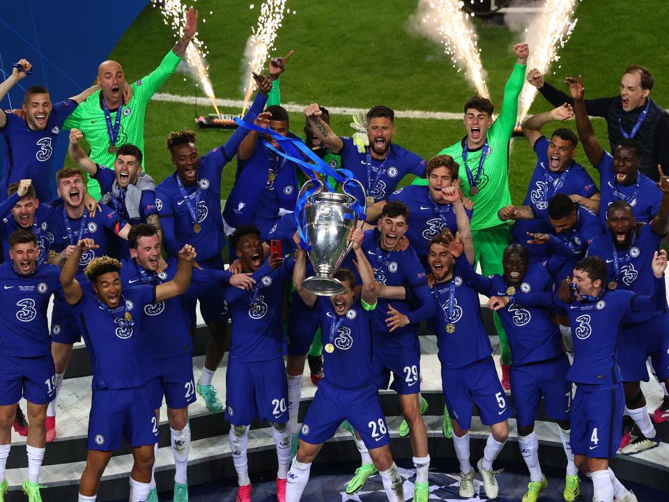 Cesar Azpilicueta lifts the trophy after Chelsea win the Champions League (Getty)