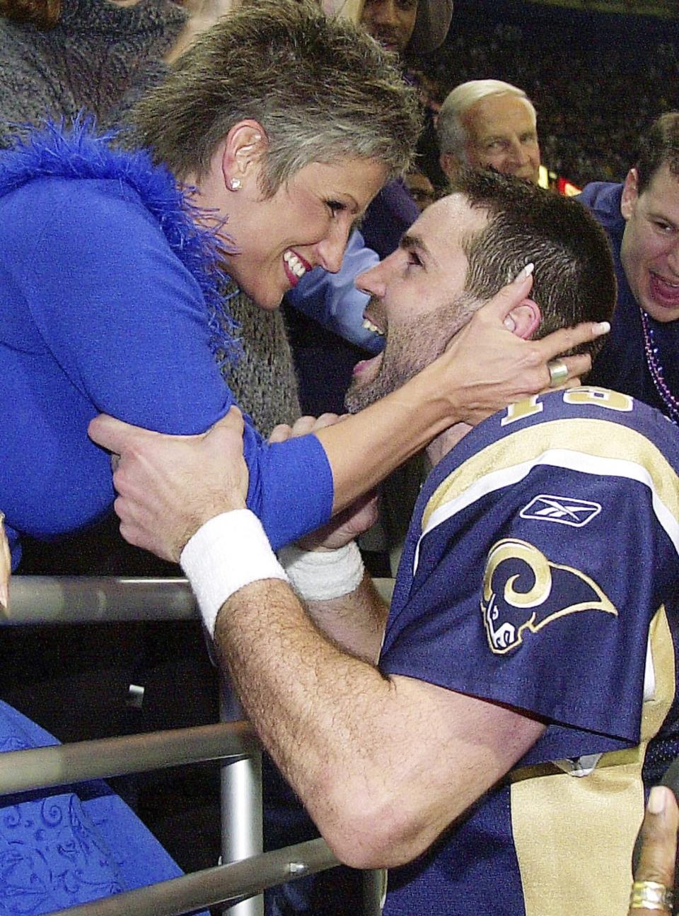 St. Louis Rams quarterback Kurt Warner (R) celebrates with his wife Brenda Warner