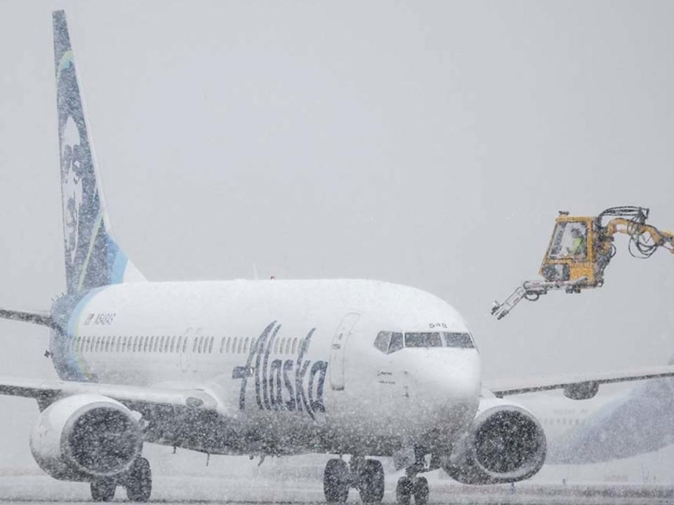 Alaska Airlines plane in heavy snow in Seattle on December 20, 2022.