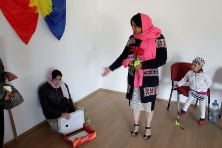 Narghita Dinu (C) rehearses for a forum theatre play called "Cristina's Story", directed by Romanian-Roma actress Mihaela Dragan and organised by Roma feminist NGO E-Romnja, in Valea Seaca, Romania, April 16, 2016. The story addresses issues related to domestic violence, poverty, racism and the challenges of living and working in Western Europe. REUTERS/Andreea Campeanu